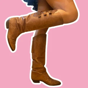 Boots😎 - 🤩Snygga boots med låg klack och spännen baktill🤩 Står storlek 40 men jag har 38 och kan ha dem utan problem!