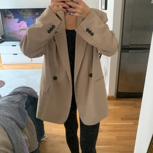Zara Blazer M  - Säljer denna kavaj från zara i jättefint skick på grund av att den är för stor! Möts upp i Vasastan men kan även skicka 🥰