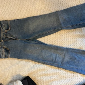 Raka jeans - Raka jeans i blått. Fina med detaljer längst ner. De är för små för mig :( Inte använt mycket alls❤️