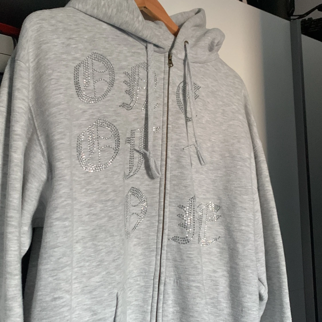 Oneofone og grå zipup  - 90