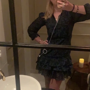 Trendyol klänning - Endast använd 2-3 ggr. Som ny! ❤️liten i storleken så passar 36 samt 38. Nuvarande bud: 320, köp direkt för 350