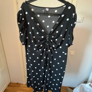 Prickig klänning ! - Prickig klänning ifrån h&m. Köpt för längesedan, men aldrig använd. Sitter såå fint på, men tyvärr aldrig kommit till användning. 