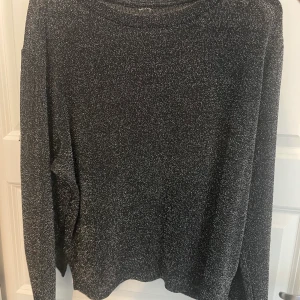 Glittrig tröja 🖤 - Långärmad glittrig tröja. Passar perfekt till fest, nyår. Tagit bort lappen inuti så vet tyvärr ej storlek. 💘