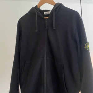 Stone island zip hoodie  - Zip hoodie i storlek M  Äkta och med qr kod (sista bilden)  Hör av dig vid frågor 