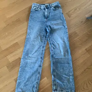 Midwaist jeans ifrån Lindex. Från barn men passar över mig som använder xs eller 32 från vuxen. Storlek 146. Köparen står för frakt.