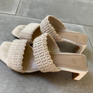 virkade klackar  - super söta klackar från hm🤍 använda en gång så näst intill nyskick!! säljer pga att dom är försmå för mig tyvärr, storlek 38. slutsålda på, köpta i början av sommaren💘💘krämvit/beige färg nypris: 299kr