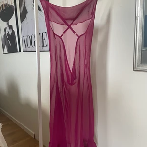 Klänning - Säljer min lila klänning som är supercool! Kommer inte till använing så ser nu om någon annan vill ha den! Tror verkligen man kan göra något riktigt coolt med den! Säljer för 70 kr + frakt 