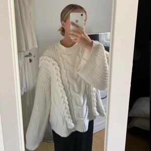 Stickad tröja  - Säljer denna stickade tröjan från hm. Storlek S men är lite oversized i modellen. Köpare står för frakt!🫶🏼