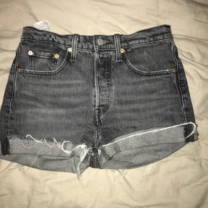 Levis shorts  - Säljer mina fina Levis short, för att jag inte längre använder dom! Skulle säga att dom är i ett väldigt bra skick och det är storlek S i dom. Kan både mötas upp i Stockholm och frakta, men då står du själv för fraktkostnaden. Hör av er vid frågor :)