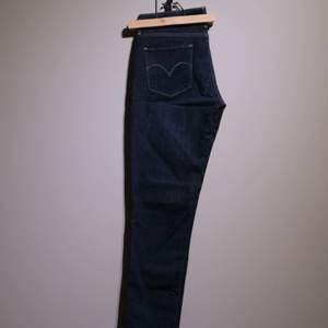 Levi’s jeans demi-curve skinny, in perfect condition (never worn). 