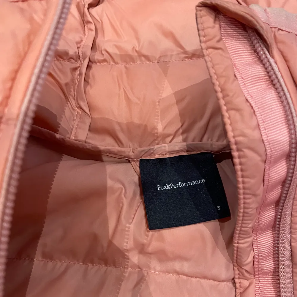 Fin peak performance jacka i färgen rosa. Köptes förra året så endast använd 1 vinter. Nypris 2400 kr. Jackor.