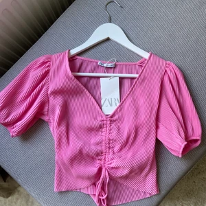 Rosa topp - Rosa topp från Zara, jättesöt & aldrig använd 💞💓💕 storlek S/M Köparen står för frakten