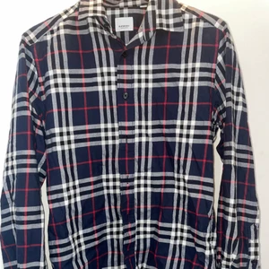 Burberryskjorta Strlk S - Säljer min burberryskjorta, inköpt på nk förra året för 3999, knappt använd  Cond 9/10