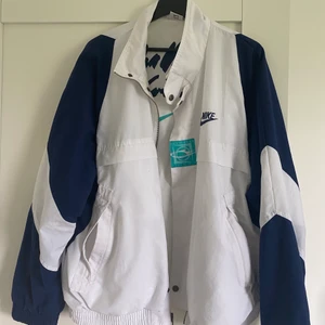 Vintage nike jacka - SÄLJER FÖR 300 inklusive frakt! Skitsnygg vintage jacka köpt på humana secondhand! Passar till det mesta! Tyvärr för stor för mig! Kontakta mig för fler bilder eller om man vill köpa!
