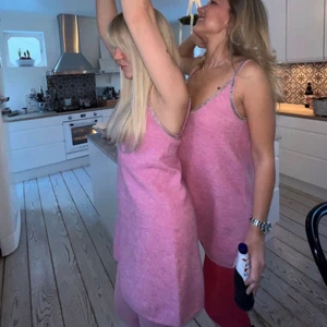 Zara klänning - Köpt på Engla Löfs sellpy i vintras💝💘 Som ny och lapparna från sellpy är fortfarande på🌺 Säljer mot högsta bud! Har egna bilder med, skicka meddelande