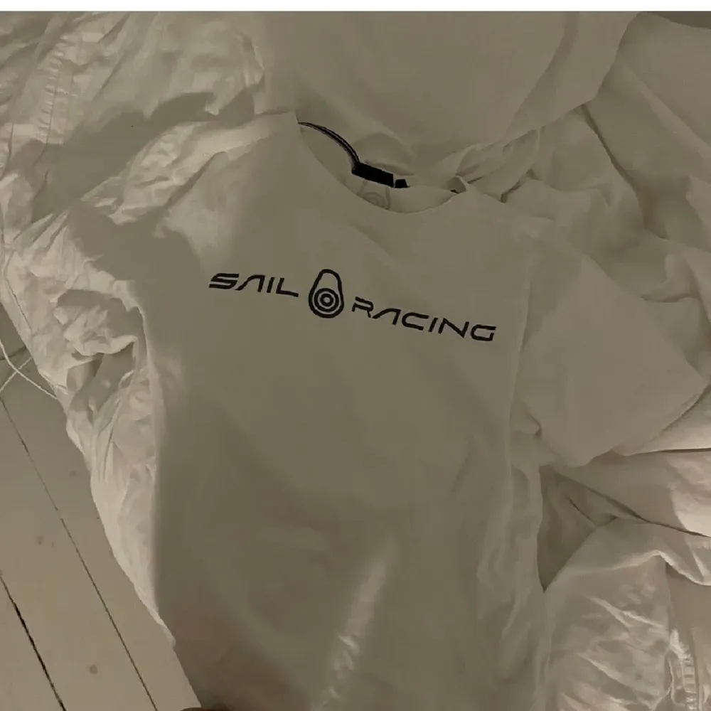 Säljer en vit och en svart sail racing t shirt. Båda knappt använda . T-shirts.