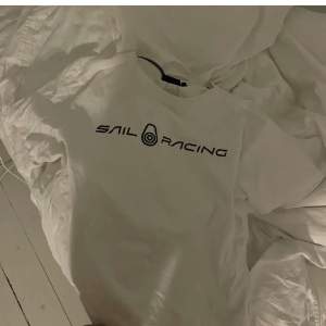 Säljer en vit och en svart sail racing t shirt. Båda knappt använda 