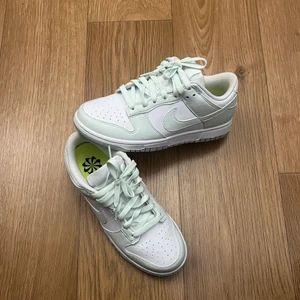Nike dunk low next nature - Nike dunk low next nature i färgen white/barskt green. Storlek 38,5. Nya endast testade, tyvärr för små för mig passar nån med 38-38,5. Jättefina och fräscha skor. 1400kr