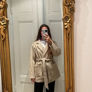 Kappa beige  - Kappa beige Zara storlek M. Lite nopprig på vissa ställen. Ofodrad så den är perfekt nu när det börjar bli höst! 