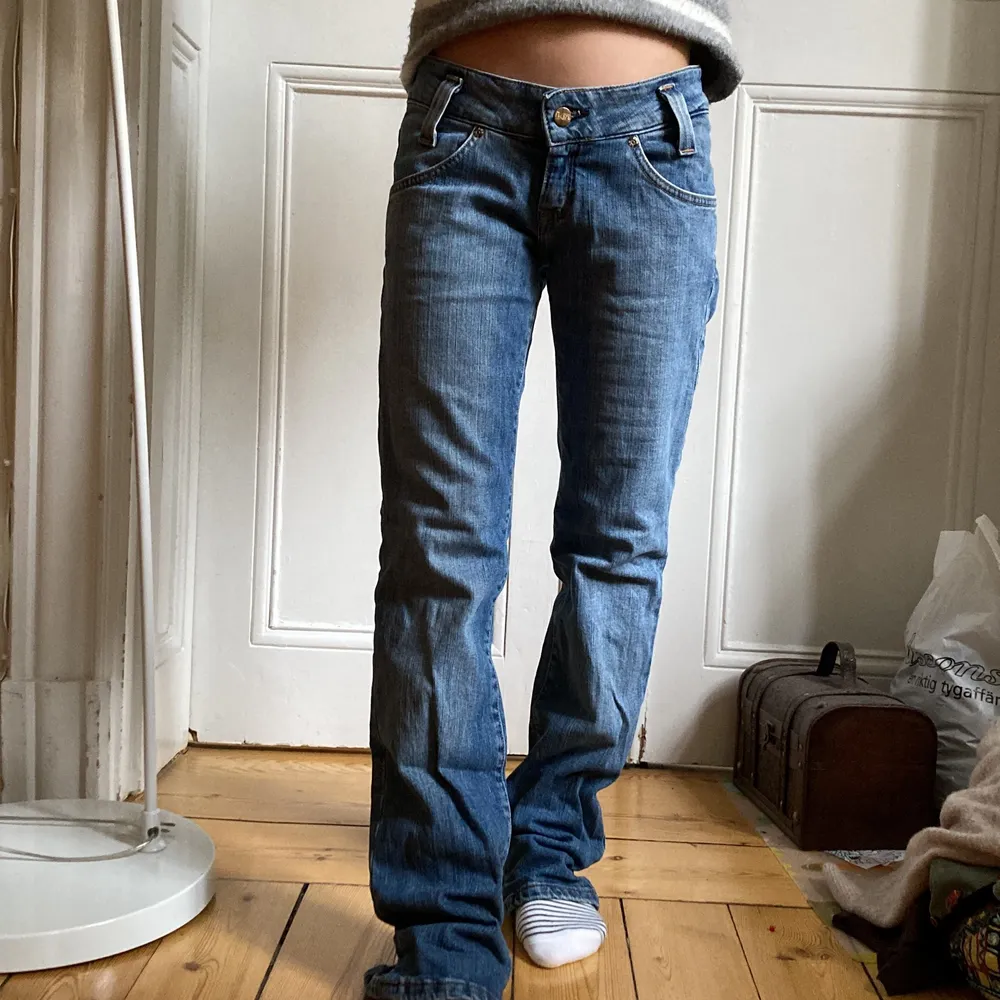 Lågmidjade lee jeans i väldigt bra skick💕 Innerbenslängd: 77cm  Midjemått: 69 cm. Jeans & Byxor.