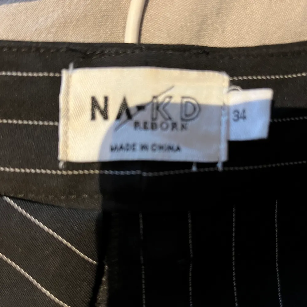 Randiga kostymbyxor från NA-KD. De är i nyskick och knappt använda. Storlek 34. Köparen står för frakten💗. Jeans & Byxor.