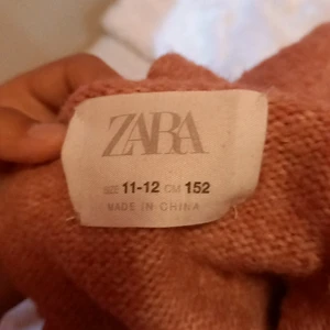 ZARA TRÖJA - JÄTTE skön zara tröja stickad super mysig. Storlek 11-12 år/152 cm. Säljer pga att jag inte passar i den längre. Köparen står för frakt och pris kan diskuteras.