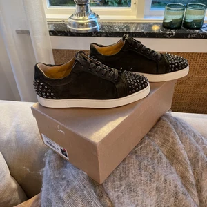 Christian Louboutin  - Säljer nu mina feta gröna Christian Louboutin! Skorna är i Toppskick utan fläckar och alla spikarna sitter kvar! Box ingår, beiga/vita snören, dust bag samt extra nitar. Nypris på dojjorna ligger på drygt 8000kr. Skick 9/10, Mitt pris 4499kr. Storlek 41