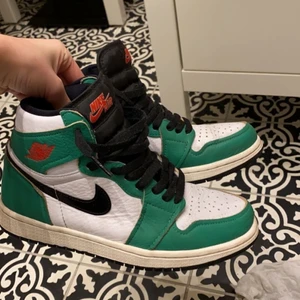 Jordan 1  - INTRESSEKOLL på mina fina Jordan 1 ”lucky green”.💚 Köptes på kickgame för ca 1,5 år sedan och har används väldigt försiktigt. Har tyvärr inte kartongen kvar men kvitto finns. Inte säker på om jag vill sälja men vill se vad jag skulle kunna få för dom! 