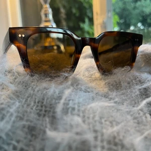 Chimi 04 - Säljer mina bruna Chimi glasögon. Har haft dem i 2 år så de har repor i plasten på vissa ställen. Förövrigt fungerar glasögonen fin fint! Modell: Chimi 04, Nypris 1000kr, Mitt pris 499kr