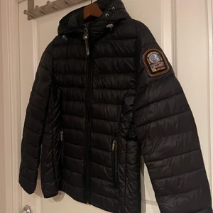 Parajumper - Jacka från märket Parajumper  Storlek S. Svart. Felfri inga skador eller liknande. Ej äkta! Men ser exakt ut som äkta 🥰