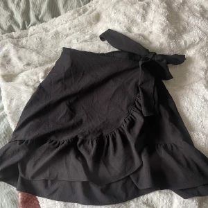 Kjol från Vero Moda - Jättefin kjol från Vero Moda i storlek S. Använd några få gånger så den är i fint skick.