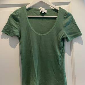 Grön t-shirt i strl S från & Other Stories. Små hjärtan i mönstret på tröjan och lite spets kring halsringningen osv. Frakt ingår ej! 💘