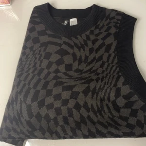 Schackrutig väst  - Denna stickade tröja är från h&m och är i storlek xs. Den är oanvänd och materialet är bra. Priset går att diskutera, skriv om ni är intresserade eller om ni har några frågor 