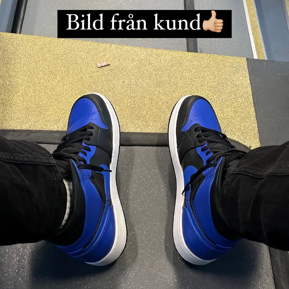 Nike Air Jordan 1 Mids i storlek 45,5 i bra skick, använd ca 2 gånger. Pris kan diskuteras. Möts upp i Stockholm.. Skor.