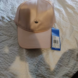 Adidas  - Keps aldrig använd etiketter och allt kvar som i affär