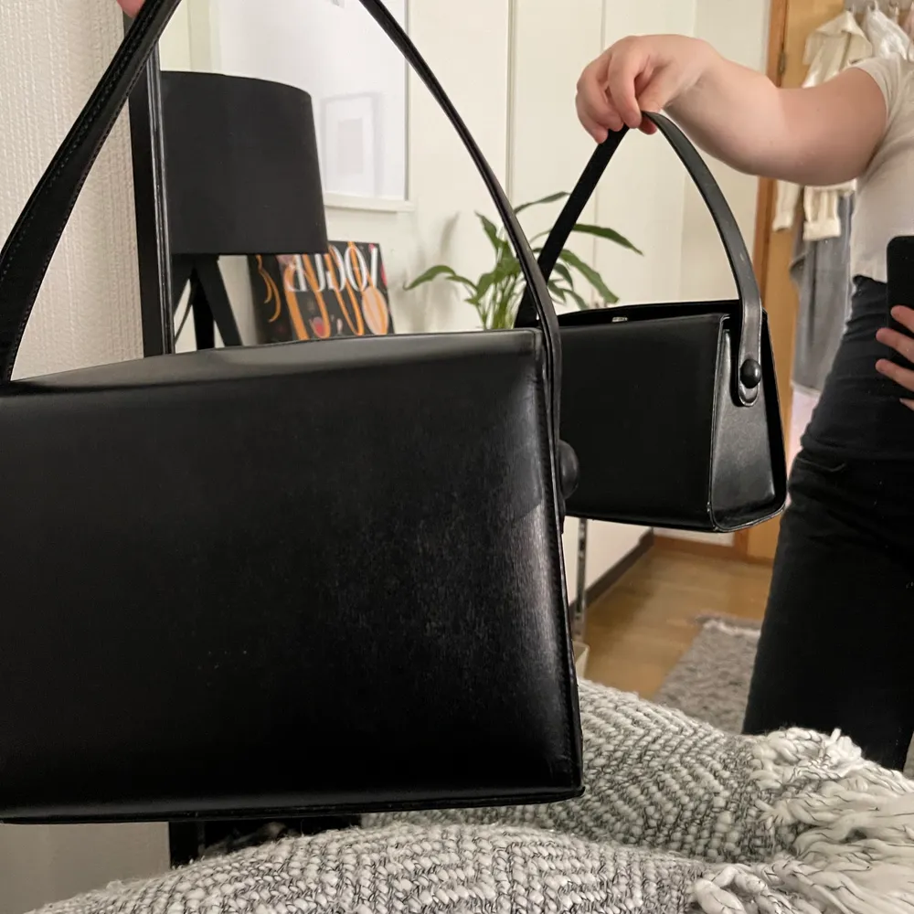 Ganska basic svart handväska, väldigt mycket utrymme, jättebra att ha med på stan. Säljer då jag inte använder. . Väskor.