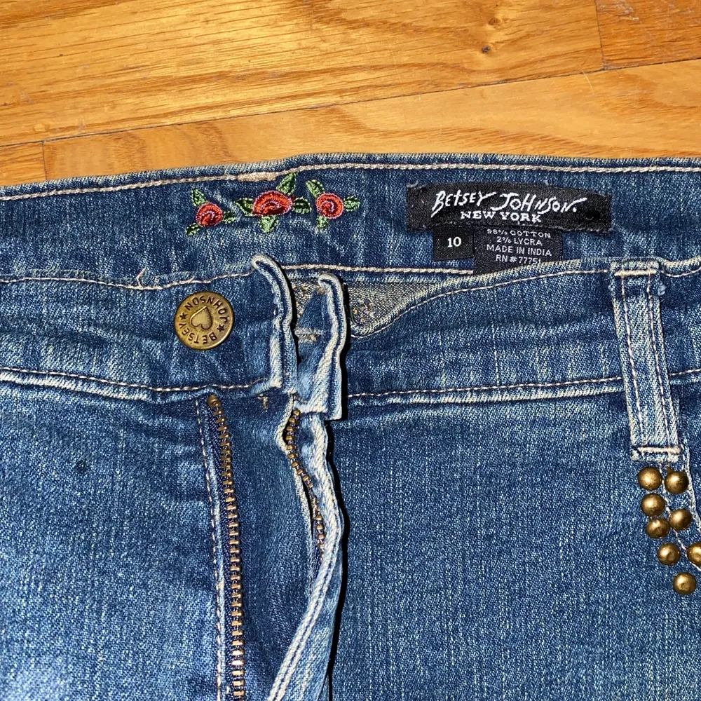 ‼️KLICKA INTE PÅ KÖP DIREKT‼️  Säljer dessa supersnygga betsey Johnson jeansen eftersom dem är för små :( Hjärtan på rumpan och utsvängda i benen! . Jeans & Byxor.