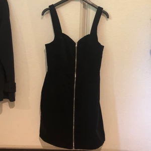 Klänning - Svart klänning i sammet med dragkedja från H&M storlek 38. Använd 2 gånger :) 50kr + 66kr frakt !