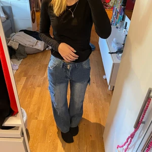 Jeans med flera fickor - blåa jeans med fickor på benen, (alla är riktigt fickor) använt fåtal gånger så fortfarande i bra skick! 