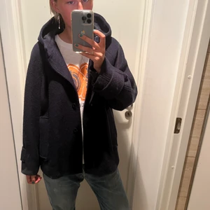 Blå kappa - Så snygg blå kappa från COS. Perfekt till hösten!! 