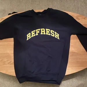 Mörkblå sweatshirt med tryck.  - Mörkblå tröja med fint tryck. Ca 2 år gammal men ändå i väldigt gott skick, knappt använd. 