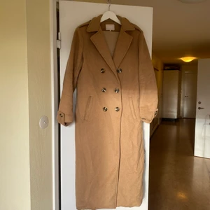 Rock - Cool Rock från Aéryne som jag trodde var en herr-rock men det visade sig vara en dam-modell vilket gör att den var påtok för liten för mig, därför modeller min kompis Frida den. En lös söm i ena fickan men med nål & tråd går det lätt o fixa:)