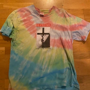 Supreme "Loved by the children T-shirt - Tie-dye färgad och är i bra skick. Använd 1-2 gånger. Äkta. Skate, streetwear stil!j