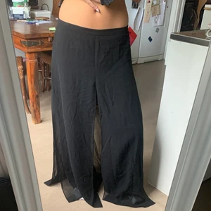 Volangbyxor svarta lågmidjade kostym - Jättecoola lågmidjade byxor i lite volangliknande material 