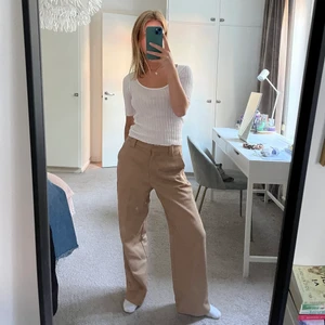 Kostymbyxor  - Kostymbyxor i en perfekt färg nu till hösten, köparen står för frakt annars möts jag upp i Stockholm :)