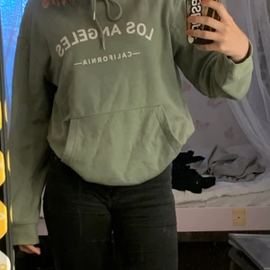 Hoodie  - Väldigt fin hoodie från hm men har tyvärr tröttnat på den så säljer den nu. Finns inga fläckar eller hål