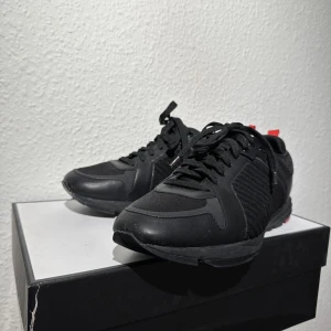 Hugo boss skor  - Storlek 41  Använda fåtal gånger men ett litet märke på sidan.  