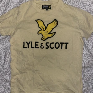 Gul ”Lyle & Scott” T-Shirt - Gul Lyle & Scott Tischa. Storlek 164-170 (14-15yr). Knappt använd, inga märken/hål/smuts och kvaliten är väldigt bra. Kunden betalar frakten 😚.