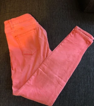 Jeans  - Vet inte vart kom kommer ifrån men är i storlek 40. Det var så länge sen jag hade dom så kommer inte ihåg hur mycket jag använd dom men dom är lite slitna mellan benen.
