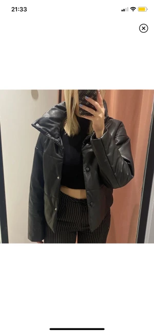 PU jacka - Säljer nu min fina vinterjacka från NAKD i pu skinn, superfin modell. Den är köpt för 2 år sen men fortfarande i ett bra skick🫶🏼 Nypris 879kr☺️ ANVÄND KÖP NU FÖR GRATIS FRAKT TILL O MED 18 APRIL